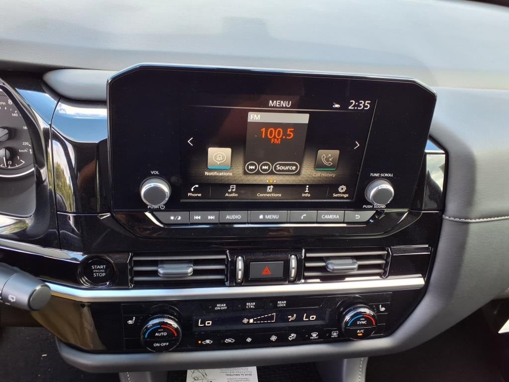 2025 Nissan Pathfinder SV