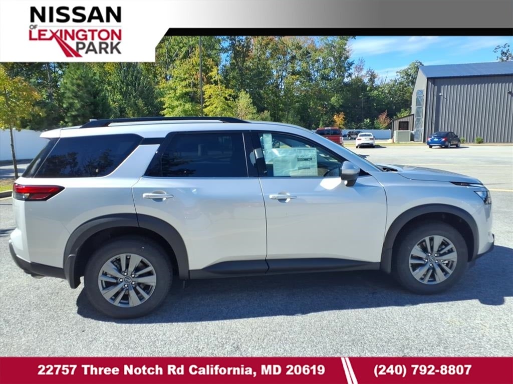 2025 Nissan Pathfinder SV