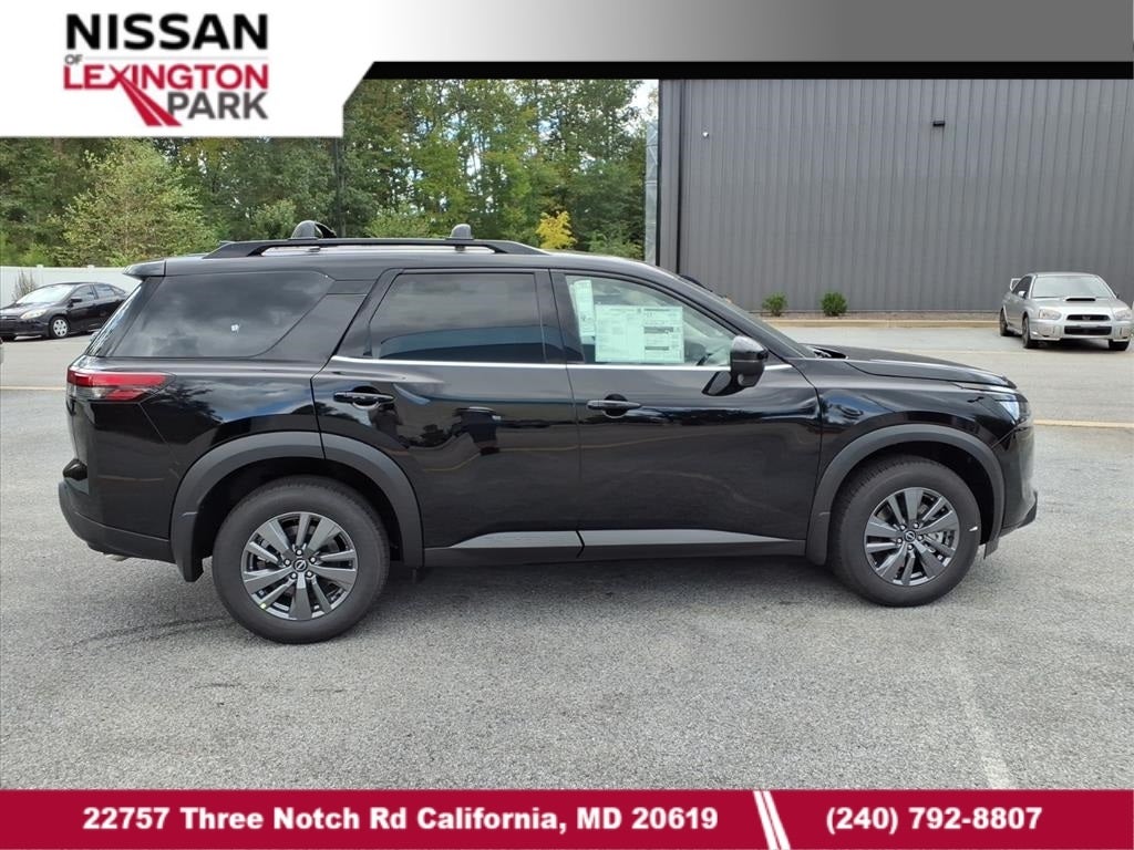 2025 Nissan Pathfinder SV