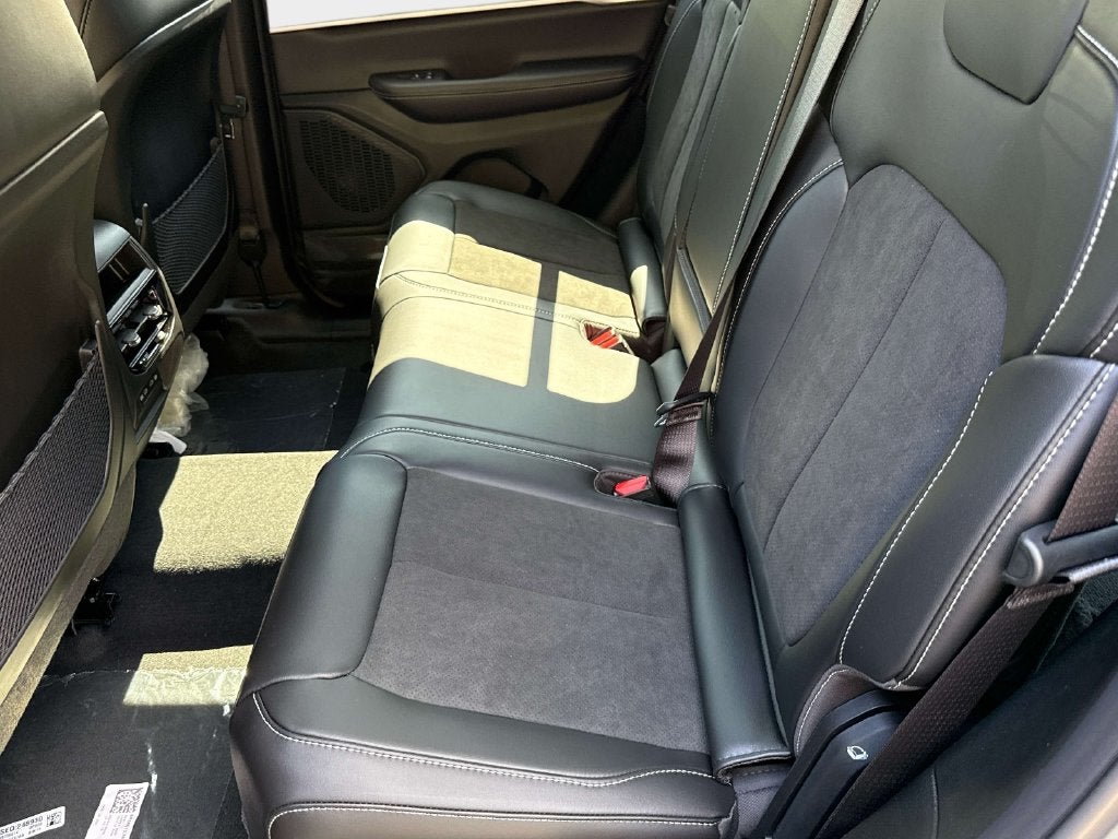2027 Jeep Grand Cherokee GRAND CHEROKEE LAREDO ALTITUDE 4X4