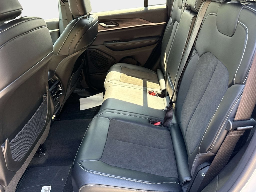 2027 Jeep Grand Cherokee GRAND CHEROKEE LAREDO ALTITUDE 4X4