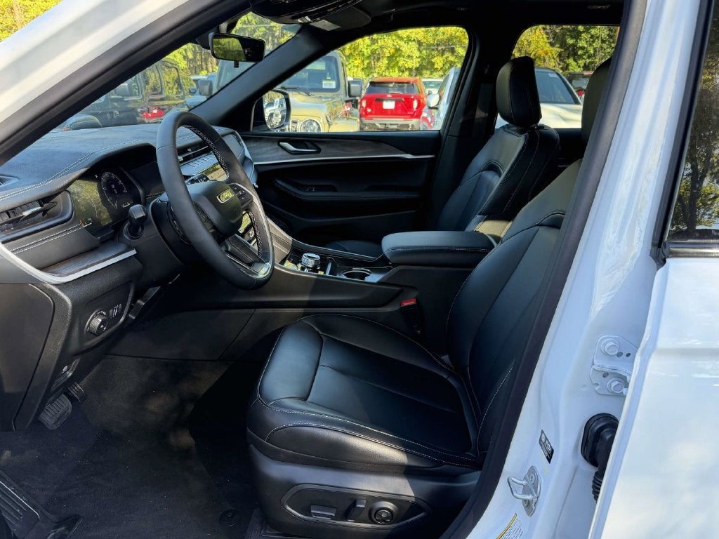 2027 Jeep Grand Cherokee GRAND CHEROKEE LIMITED 4X4