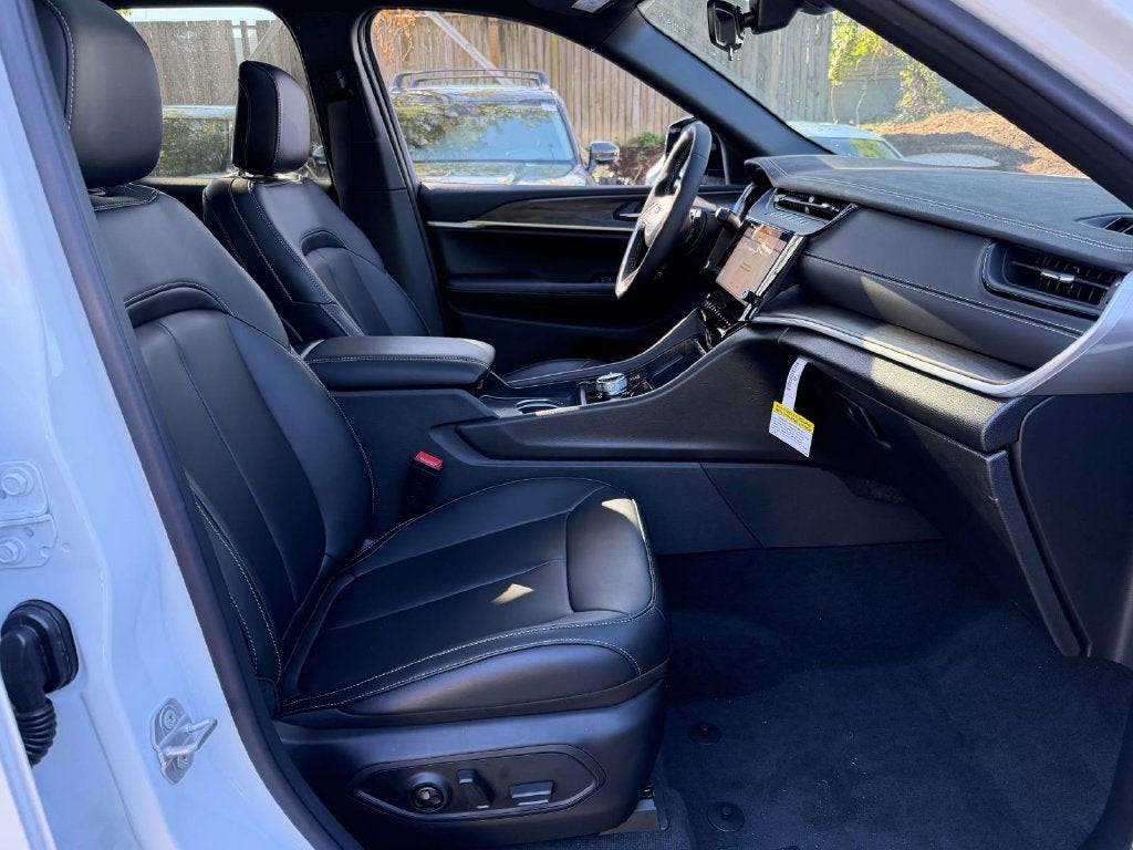 2027 Jeep Grand Cherokee GRAND CHEROKEE LIMITED 4X4
