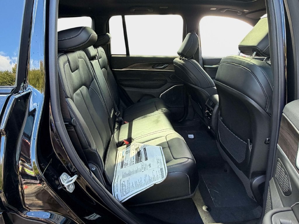 2027 Jeep Grand Cherokee GRAND CHEROKEE LIMITED RESERVE 4X4