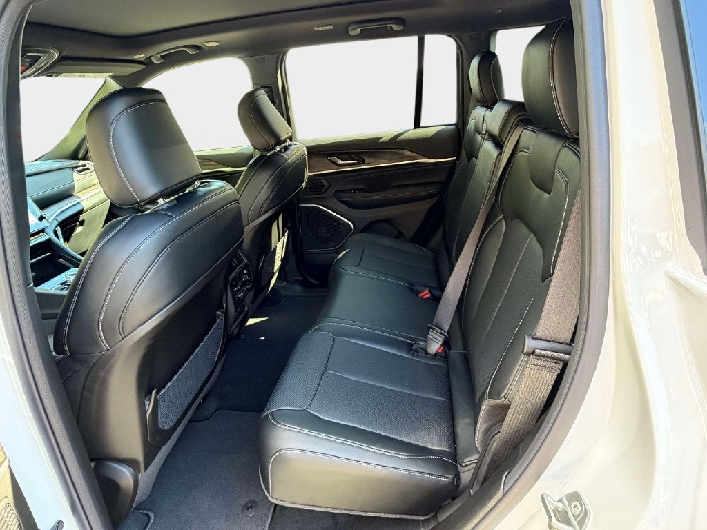 2027 Jeep Grand Cherokee GRAND CHEROKEE LIMITED RESERVE 4X4