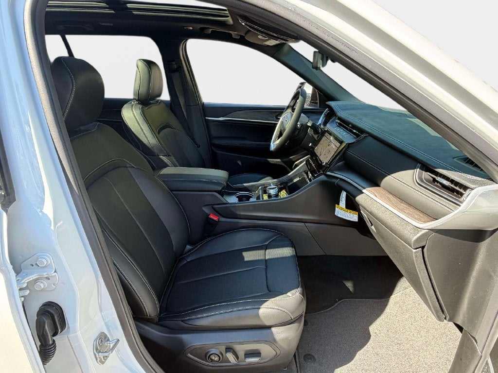 2027 Jeep Grand Cherokee GRAND CHEROKEE LIMITED RESERVE 4X4