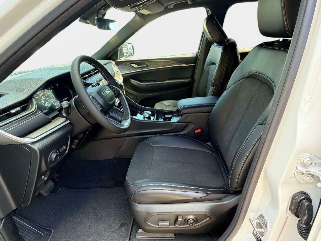 2027 Jeep Grand Cherokee GRAND CHEROKEE L LAREDO ALTITUDE 4X4