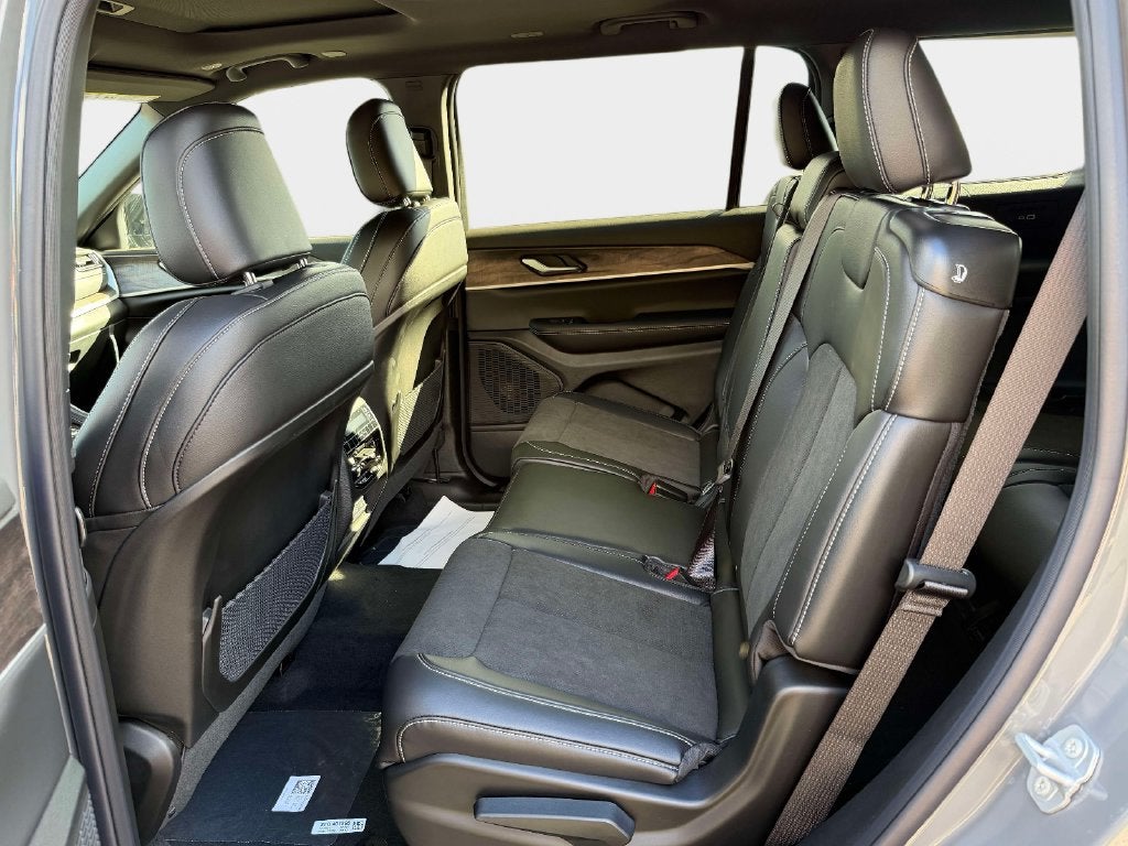 2027 Jeep Grand Cherokee GRAND CHEROKEE L LAREDO ALTITUDE 4X4
