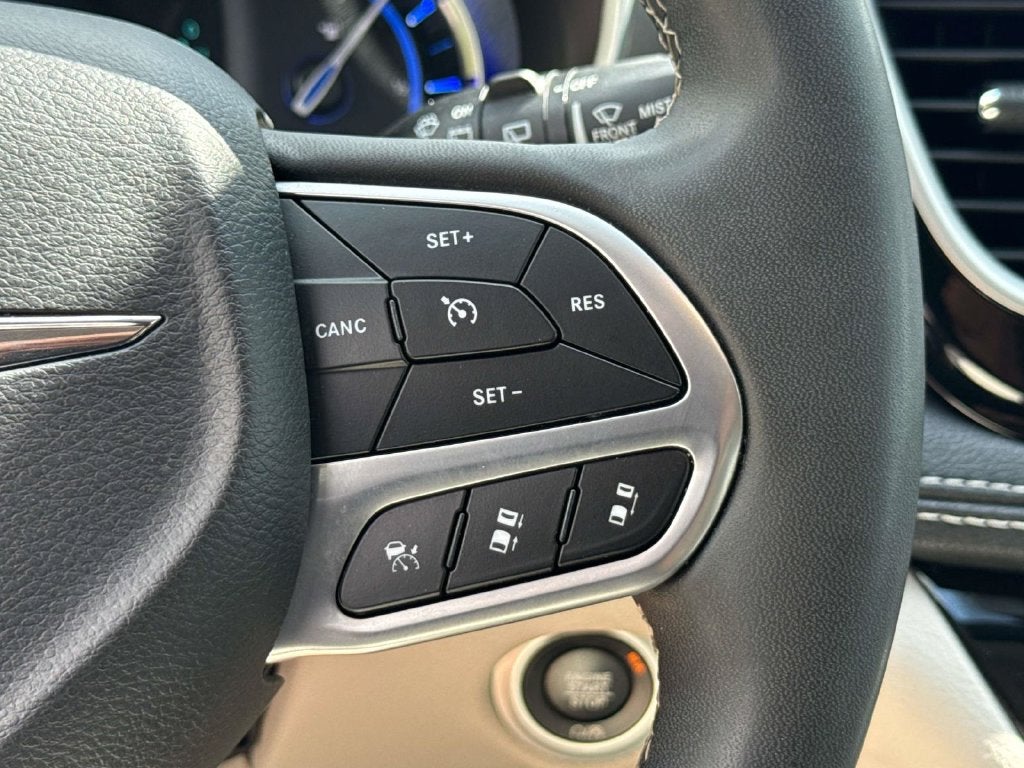 2024 Chrysler Pacifica Hybrid Select
