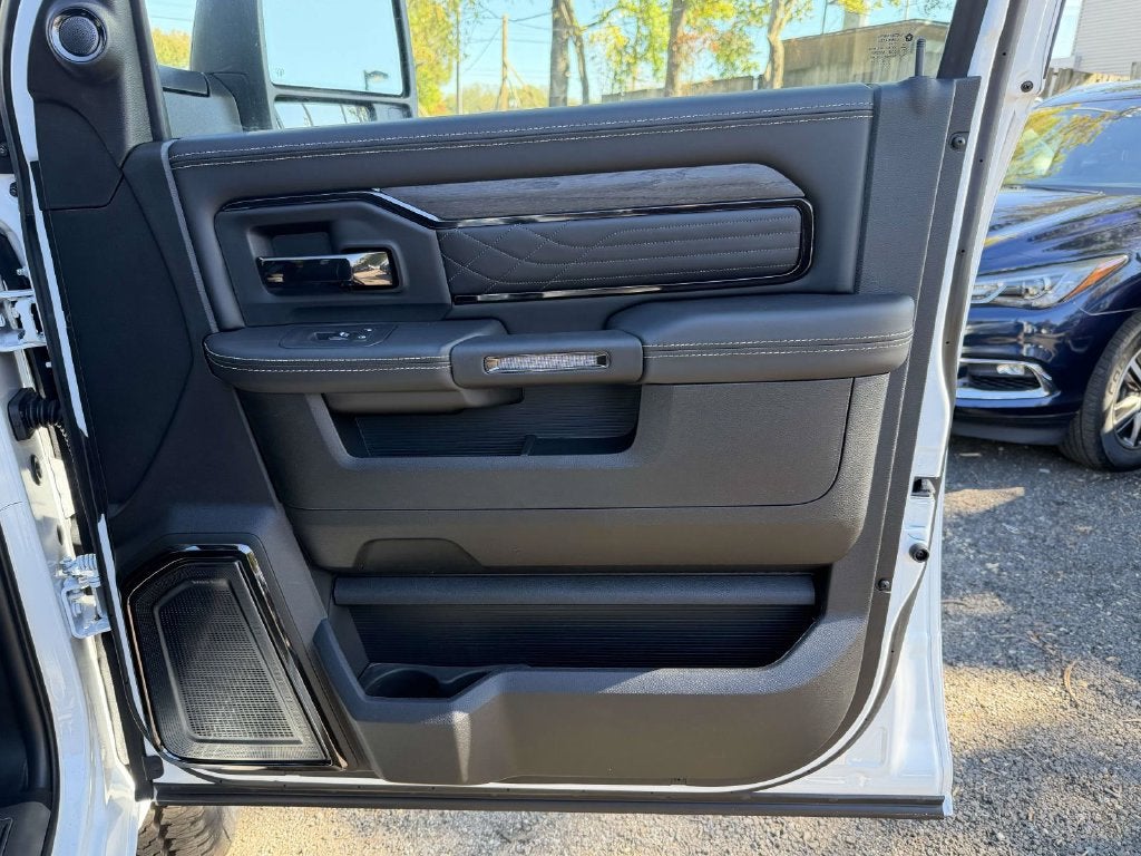 2027 RAM Ram 3500 RAM 3500 LIMITED MEGA CAB 4X4 6'4' BOX